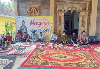 Anggota DPRD Jawa Timur dapil V (Jember-Lumajang) Karimullah Dahrujiadi Saat Dialog Dengan Nelayan  