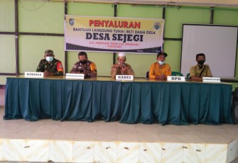 Babinsa Sejegi Dampingi Masyarakat Penerima BLT-DD