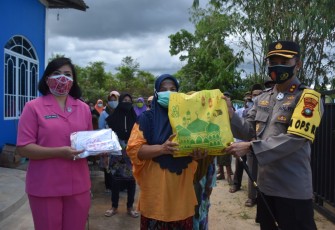 Bakti Sosil Polres Tanjung Pinang Bagikan Sembako Kepada Masyarakat dan Warakauri Polri 