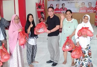 DPC PDI Perjuangan Purwakarta Bagikan 5000 Paket Sembako Kepada Masyarakat