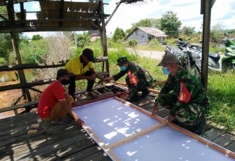 Maksimalkan Upaya Cegah Karhutla, Koramil Simpang Hilir, Jajaran Kodim 1203/Ktp, Pasang Spanduk Imbauan