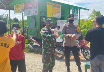 Babinsa Koramil 1206-08/Bunut Hilir Bagikan Masker Gratis 