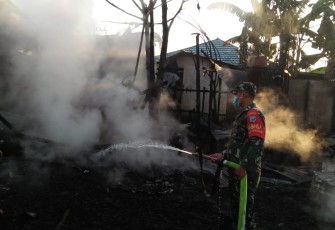 Si Jago Merah Beraksi, Spontan Koramil Sandai, kodim 1203/Ktp Bantu Padamkan Api.