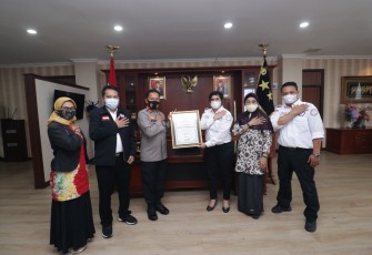 Kapolda Kepri Terima Penghargaan dari Tim Reaksi Cepat Perlindungan Perempuan dan Anak Indonesia 
