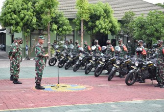 Komandan Korem 072/Pmk Brigjen TNI Ibnu Bintang Setiawan., S.I.P., M.M secara simbolis memberangkatkan para Babinsa Kodim 0734/Kota Yka untuk membagikan ta’jil Bulan Ramadhan 1442 H di wilayah Yogyakarta dengan Tema : *"Diponegoro berbagi Kami datang untuk Negeri"* Senin (3/5/2021). 