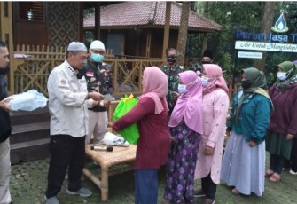 Dansektor 1 Satgas Citarum Harum Kolonel Kav Purwadi ajak satgas, masyarakat dan gober buka bersama di Situ Cisanti Desa Tarumajaya Kecamatan Kertasari Kabupaten Bandung, Selasa malam (4/5/2021).