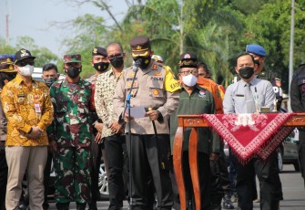 Rabu, (05/05/2021), bertempat di halaman depan Mapolres Pekalongan Kota Polda Jawa Tengah telah dilaksanakan Apel Gelar Pasukan Operasi Ketupat Candi 2021 Polres Pekalongan Kota. Sebagai Inspektur Upacara adalah Wali Kota Pekalongan H.A Afzan Arslan Djunaid, SE