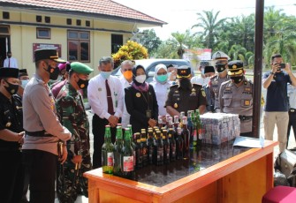 Polres Mukomuko Sita Ribuan Liter Miras dan Petasan