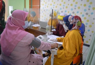 Para Babinsa tersebut mendampingi proses vaksinasi Tahap I Covid-19 kepada purnawirawan serta Warakawuri yang ada di wilayah binaanya.