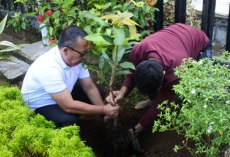 Kadis Kominfosan Apresiasi Inisiatif Pegawainya Kembangkan apotik hidup dan karang gizi