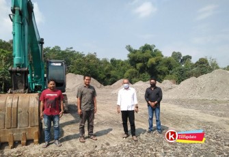 Direksi Pimpinan BUMD Kabupaten Blitar bersama Pengusaha Bahan Material di Stockfiel Kawedusan (foto : Faisal NR / Klikwarta.com Blitar)