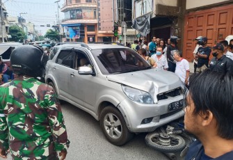 Terobos Lampu Merah Pengendara Motor Jatuh Dihantam Mobil