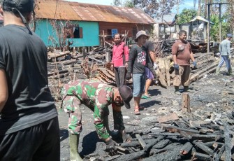 Babinsa 1206-06/Putussibau Utara Bantu Warga Bersihkan Puing Pasca Kebakaran