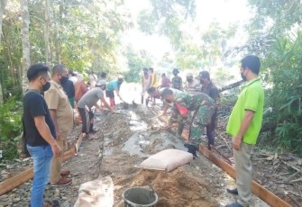 BABINSA KORAMIL EMBALOH HULU BANTU WARGA COR JALAN DESA