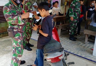 Babinsa Mandor Imbau Warga Binaannya Patuhi Protokol Kesehatan 