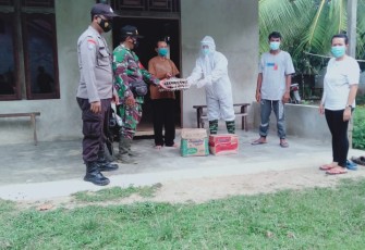 Bersama Aparatur Desa, Babinsa Air Besar Salurkan Bantuan untuk Warga Terpapar Covid-19