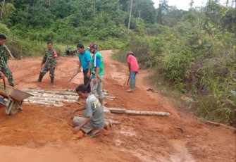 Babinsa 07/Mempawah Hulu Bersama Masyarakat Karya Bakti Perbaiki Jalan Berlubang