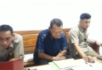 Petugas BPN Kabupaten Blitar dan Pemdes Karanggondang Saat Melayani Sertifikasi PTSL (foto : Faisal NR / Klikwarta.com)