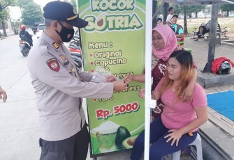 Polsek Pekalongan Utara, Polres Pekalongan Kota membagikan masker kepada masyarakat untuk menekan penyebaran Covid-19 di wilayah setempat.