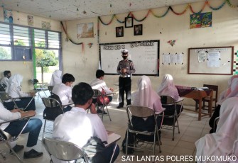 Satlantas Polres Mukomuko Sosialisasi Tertib Lalu Lintas di Sekolah