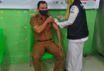 Salah seorang guru saat mendapatkan suntikan vaksin covid-19