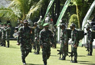 Danrem 131/Stg saat melakukan pengecekan pasukan 