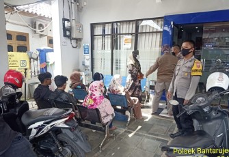 Patroli Pasar, Kanit Binmas Polsek Bantarujeg Sampaikan Himbauan Prokes