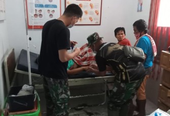 Tim medis Satgas TMMD saat bantu persalinan warga