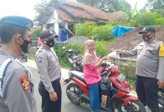 Polsek Sindangwangi Bagikan Masker Gratis