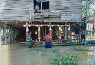 Babinsa Dampingi Kegiatan Intervensi Kesehatan Lingkungan Pemicu Desa Lokus STBM di Gunung Mas 