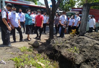  Di dampingi Ketua TP-PKK Kota Bitung, Rita Tangkudung, Walikota Bitung Ir. Maurits Mantiri MM tinjau sejumlah drainase di Kota Bitung