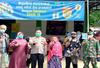 Kapolsek Bersama Bhabinkamtibmas Monitoring Vaksin Presisi Polri di PKM Cisompet