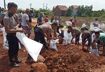 Personel Samapta Polres Pekalongan Kota Bantu Warga Buat Tanggul Darurat