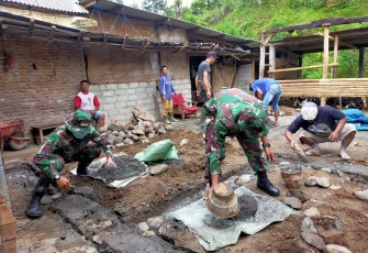 Danramil Beserta Anggota Koramil 0818/04 Ngantang Kawal Jalannya Pengerjaan Fisik di TMMD 112