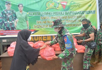  Yonif 725/WRG  Bagikan Bansos  Dan Karya Bakti