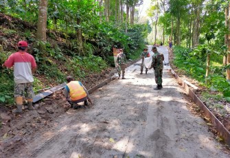 Pengerjaan Rabat Beton Terus di Kebut di TMMD 112