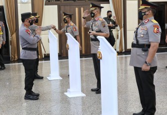 Kapolri Jenderal Listyo Sigit Prabowo memimpin upacara serah terima jabatan (sertijab) tujuh Kapolda di Gedung Rupatama Mabes Polri