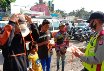 Kapolsek BL Libangan-Polres Garut Giat Pembagian Masker dan Ops Justisi 