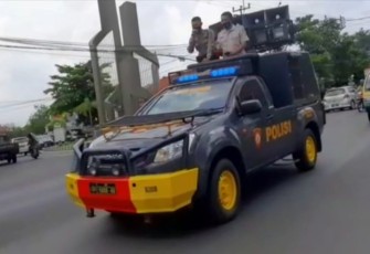 Polres Majalengka-Polda Jabar, Dengan Menggunakan Mobil Dinas Anggota Sat Samapta memberikan Himbauan Ajak Masyarakat Untuk Vaksinasi