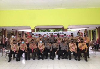 Kasat binmas Polres Tulungagung selaku pembina saka Bhayangkara mengambil Apel Besar Saka Bhayangkara Jajaran Polres Tulungagung yang di ikuti oleh Anggota Saka Bhayangkara Polres Tulungagung yang bertempat di Sanggar Bhakti Pramuka