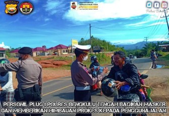 kegiatan pemberian himbauan disertai pembagian masker dilaksanakan oleh Pers Plug I Polres Bengkulu Tengah didepan Mapolres Bengkulu Tengah
