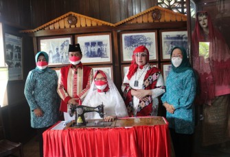 Bupati Mendampingi Ketua Tp Pkk Bengkulu Tengah Menjahit Bendera Merah Putih Untuk Di Kibarkan Pada Hari Kemerdekaan Ke-76 Republik Indonesia 