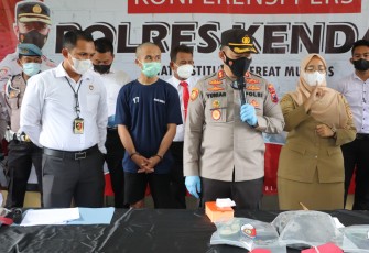 Polres Kendal saat jumpa pers kasus pembunuhan dengan Tersangaka beserta barang bukti