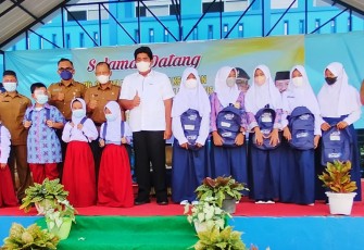 Plt Bupati Bintan Roby Kurniawan didampingi Kadisdik Bintan menyerahkan secara simbolis seragam dan perlengkapan sekolah gratis bagi siswa SD dan SMP