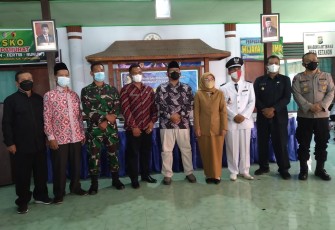 Bertempat di Balai Desa Ketanon Kecamatan Kedungwaru pada Hari Jumat (19/11/2021) telah dilaksanakan Pengambilan Sumpah Jabatan dan Pelantikan Perangkat Desa baru desa Tanon atas nama Zahrani Amalia dengan jabatan Kaur Keuangan