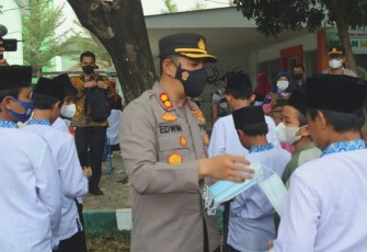 Upaya Memutus Rantai Penularan Covid-19, Kapolres Majalengka Bagikan Masker Kepada Santri