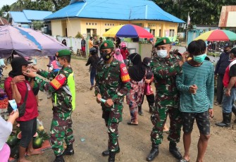Babinsa Koramil 1417-09/Sampara Laksanakan PPKM Skala Mikro Di Pasar Tradisional