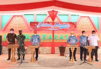 Pembukaan Festival Nyambai itu di tandai dengan pemukulan gamelang Pekhing oleh Bupati Lambar Hi. Parosil Mabsus, Wakil Bupati Lambar Drs. Mad Hasnurin dan Unsur Forkopimda