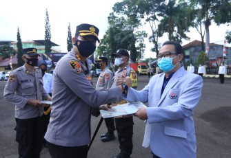 Pemberian Penghargaan kepada Relawan Tenaga Kesehatan Gerai Vaksin Presisi Polres Garut