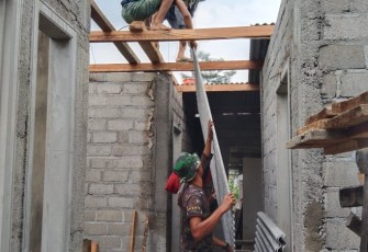 Asbes Atap Rumah Mulai Dipasang 